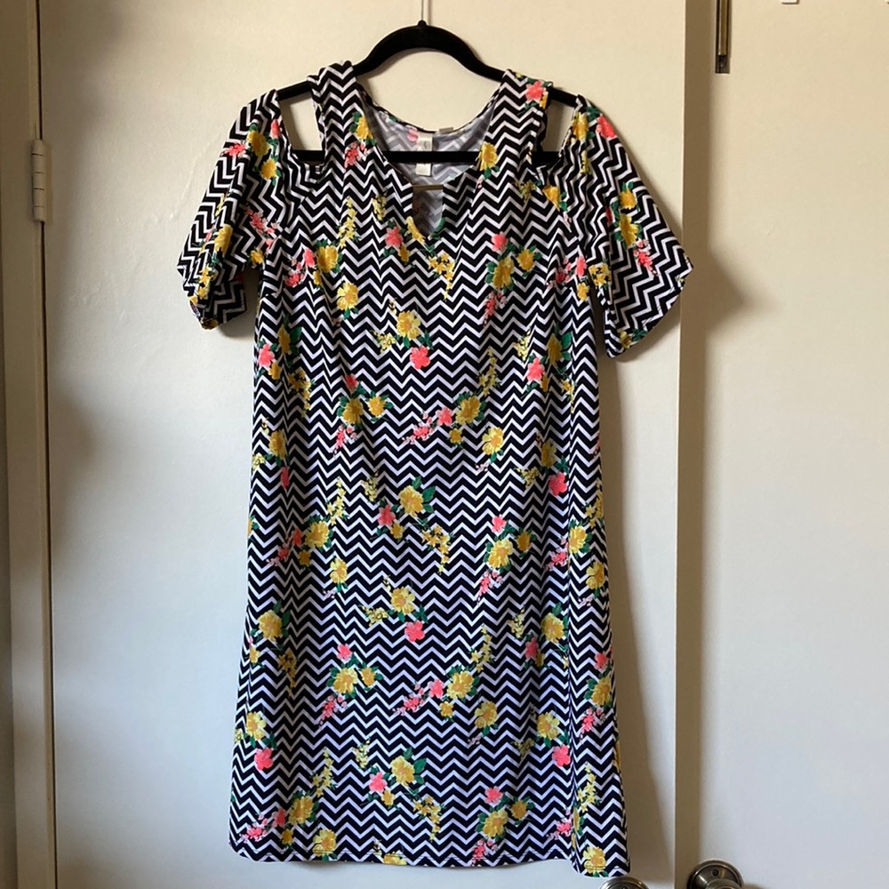 Tacera black/white/floral dress, cold shoulder, very stretchy, size L